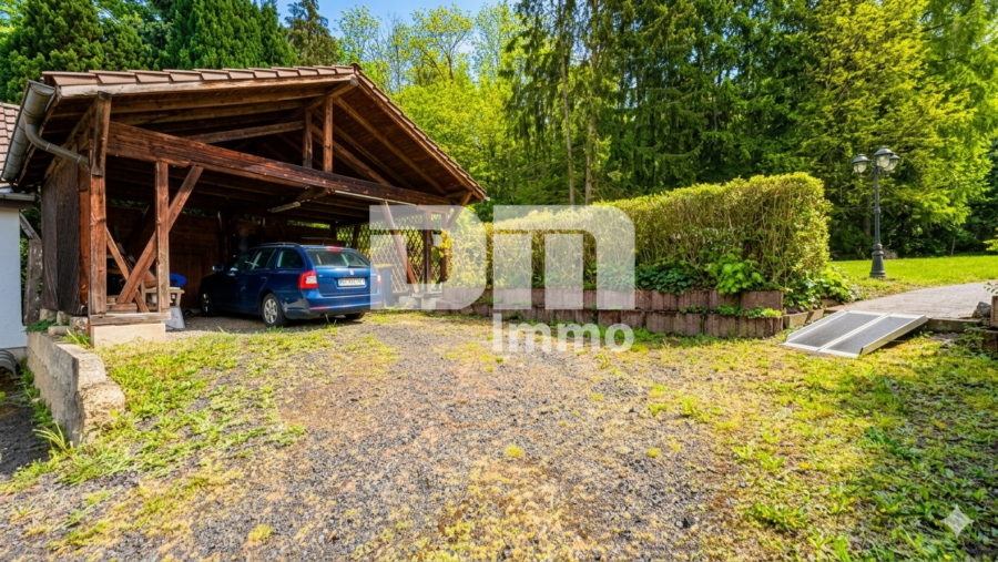 Altengerechtes Wohnen mit Charme: Großzügiger Bungalow auf großem Grundstück + Nebengebäude - Doppelcarport / Parkflächen + Zugang zum Bungalow